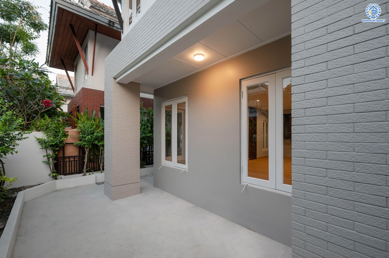 บ้านมือสองตกแต่งใหม่ โครงการ โนเบิลวานา ปิ่นเกล้า1 บ้านเดี่ยวหลังใหญ่ เนื้อที่ 65.6 ตร.ว. พื้นที่ใช้สอย 206.4 ตร.ม. ฟังก์ชัน 3 ห้องนอน 3 ห้องน้ำ 2 ห้องอเนกประสงค์  1 ห้องแม่บ้าน จอดรถได้ 2 คัน บนสุดยอดทำเลเดินทางสะดวก หน้าโครงการติดถนนใหญ่บรมราชชนนี ใกล้ทางคู่ขนานลอยฟ้าบรมราชชนนี ม.มหิดล เซ็นทรัลศาลายา และรายล้อมด้วยสิ่งอำนวยความสะดวกครบ...